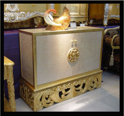 Armário de madeira cinzelado dourado da caixa