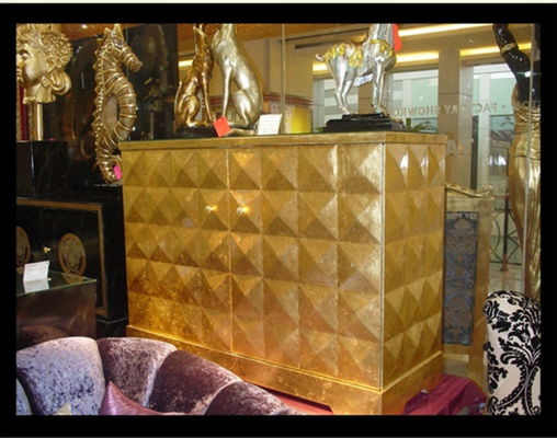 Armário de madeira cinzelado dourado da caixa