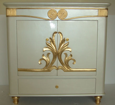 Armário de madeira cinzelado dourado da caixa